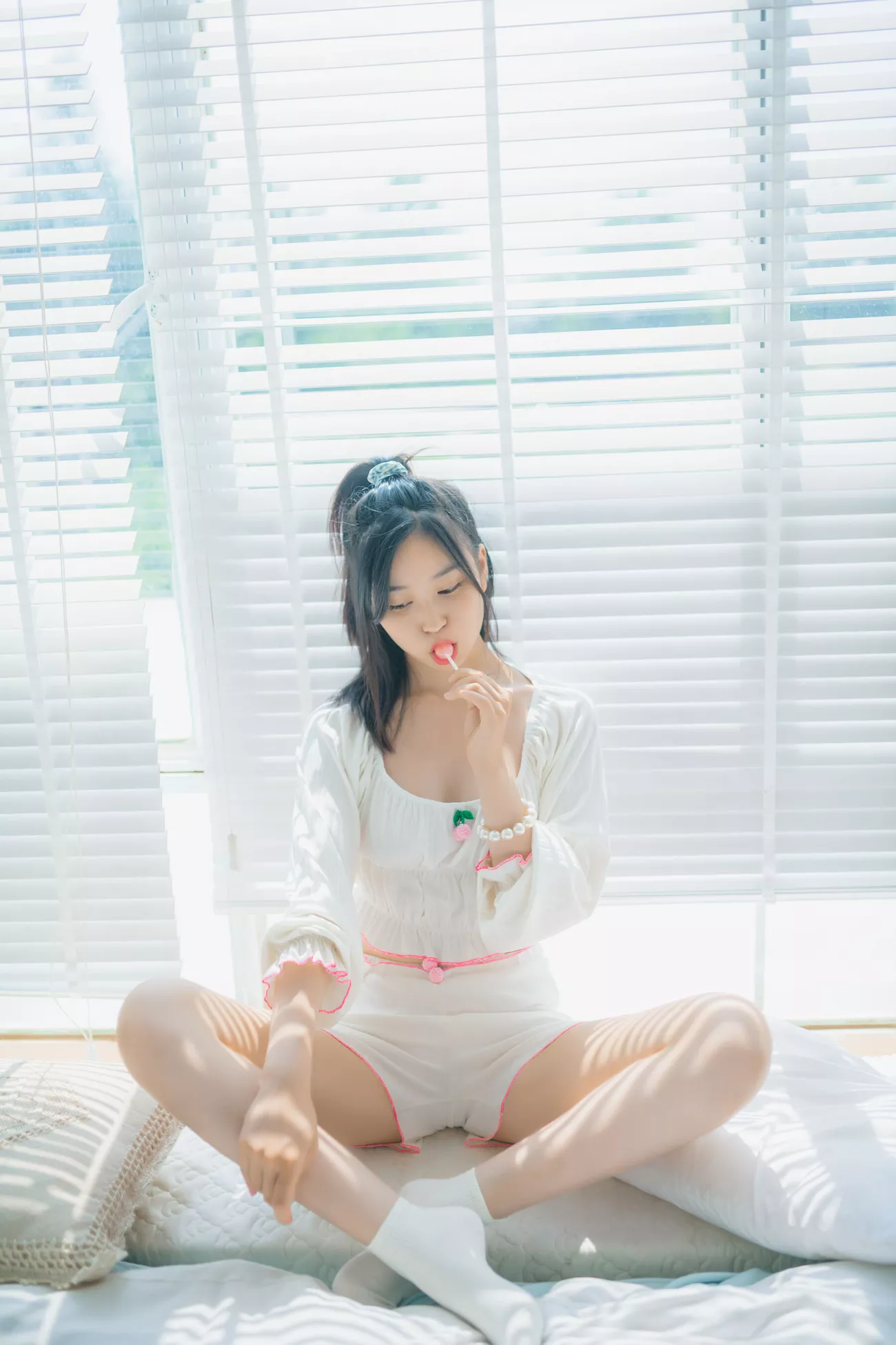 《吃棒棒糖的学生》 高质写真组图 年年