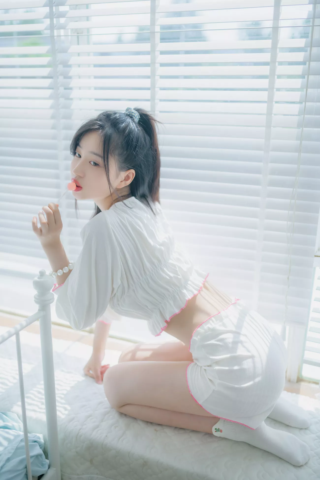 《吃棒棒糖的学生》 高质写真组图 年年
