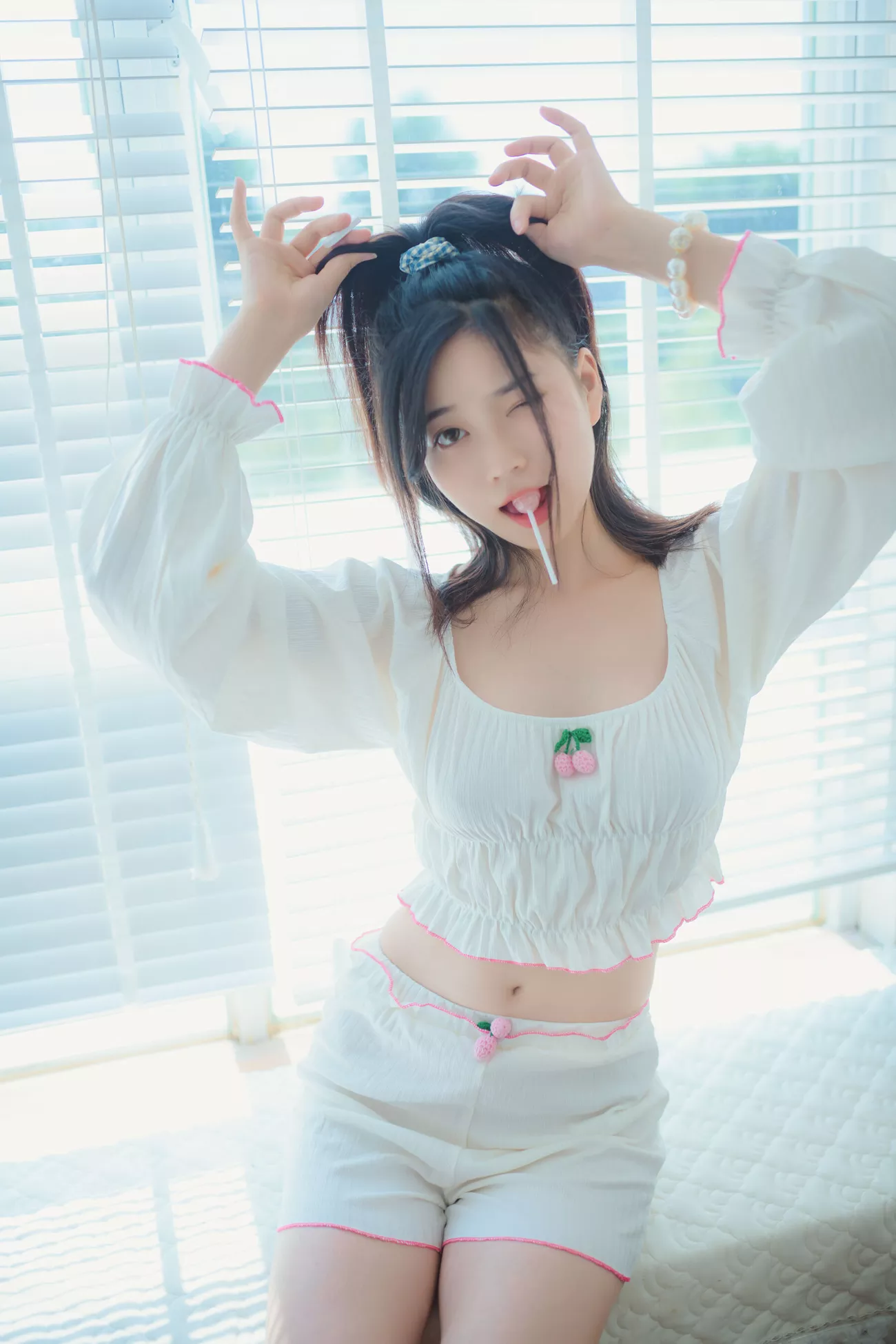 《吃棒棒糖的学生》 高质写真组图 年年