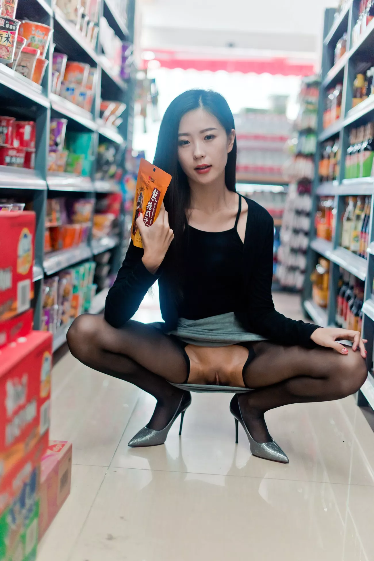 超清写真美图 Alice《黑色丝袜灰裙》 小子怡