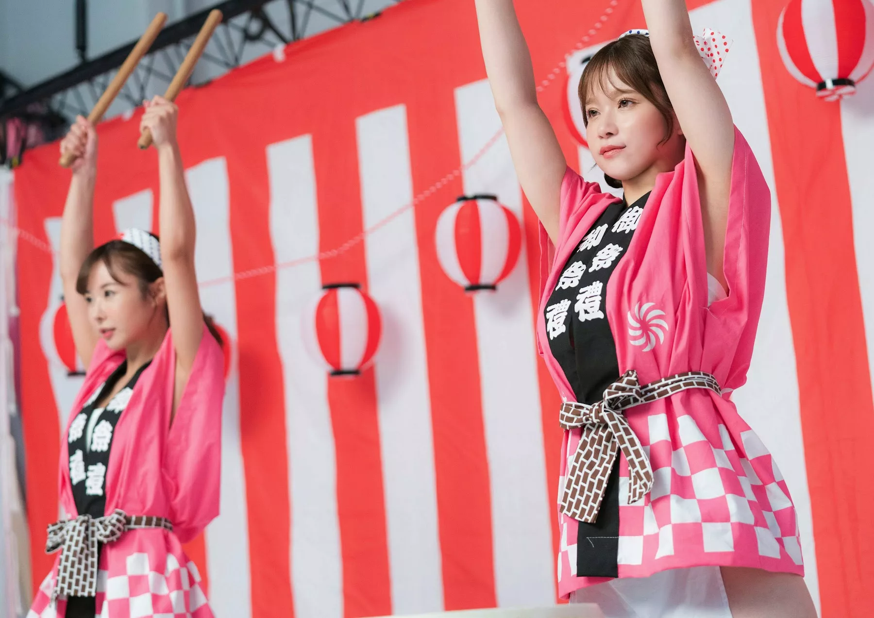 ) 栗山莉�w×桃园怜奈Shukan 高端大幅 (周刊 Post