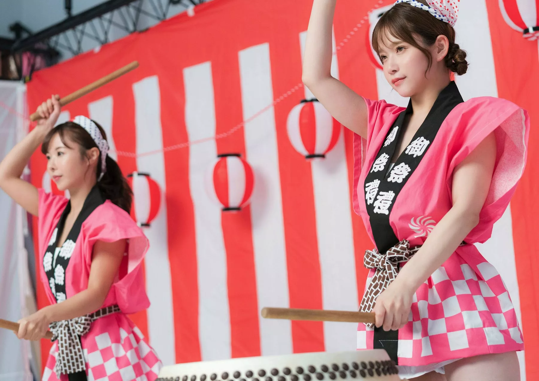 ) 栗山莉�w×桃园怜奈Shukan 高端大幅 (周刊 Post
