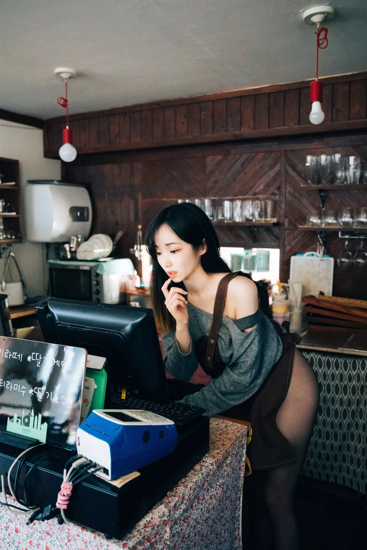 淫惰少女 美女 南韩 南韩 Bambi【Loozy Alba Cafe 全集修正 美女 写真 写真】