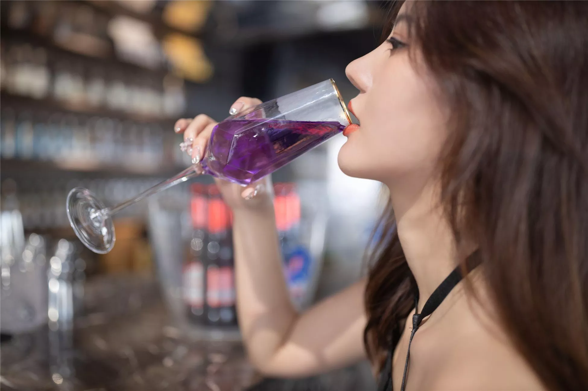 就是阿朱 啊《酒台黑色丝袜》 高质摄影写真