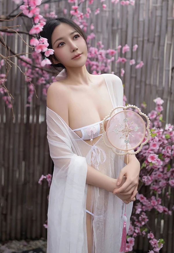 xiuren秀人 鱼子酱 Fish迪拜行拍人面桃花相映红 仙女