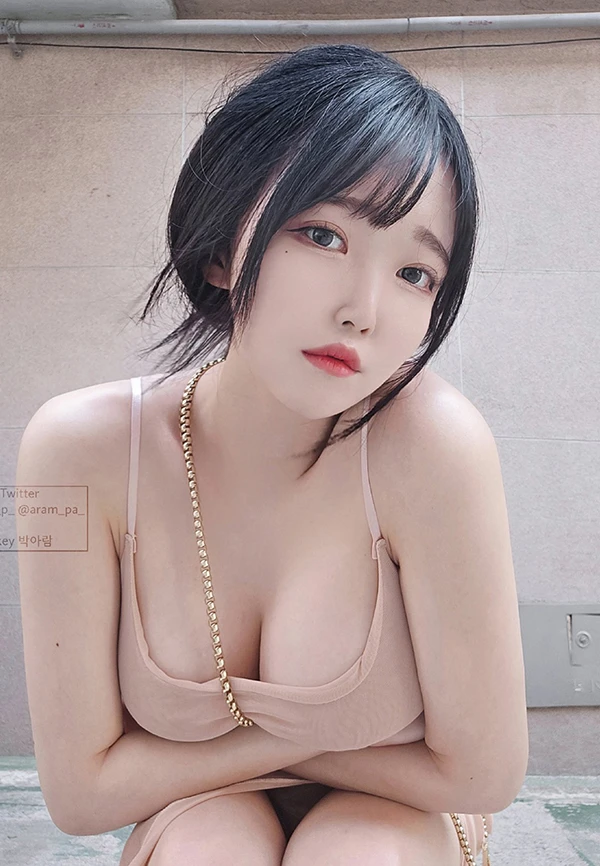 新作白皙背带长裙的菇凉 Aram 高颜值魅模
