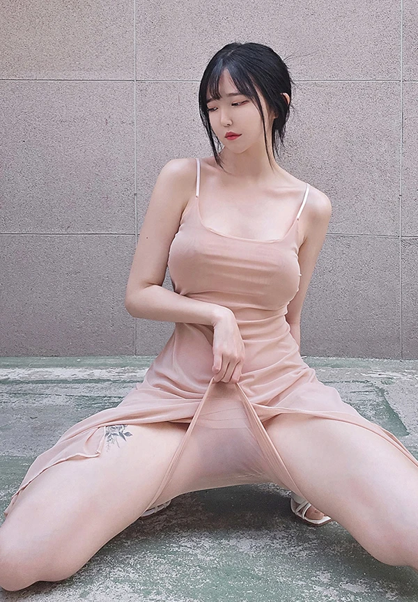 新作白皙背带长裙的菇凉 Aram 高颜值魅模