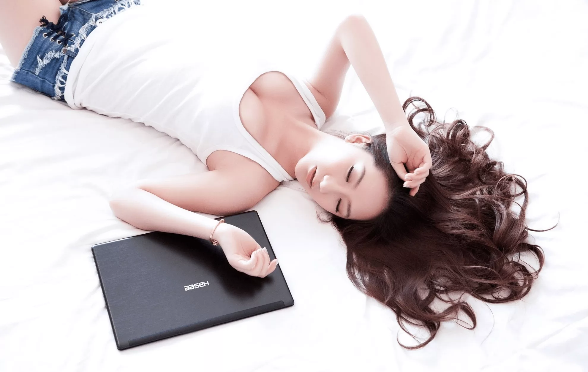 清纯艳模VS妖治白��泳衣女神 【网路收集】