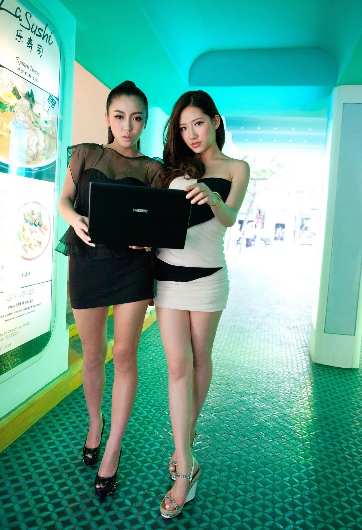 清纯艳模VS妖治白��泳衣女神 【网路收集】