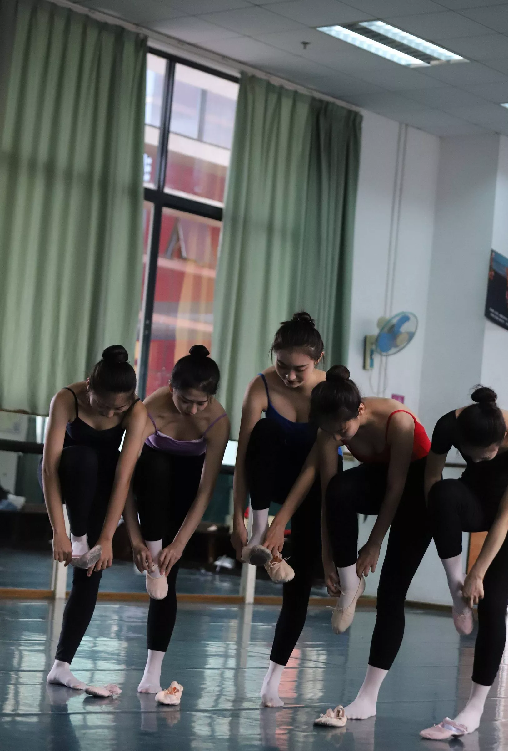 W004 【大西瓜组图】 多色舞蹈服2【129P】