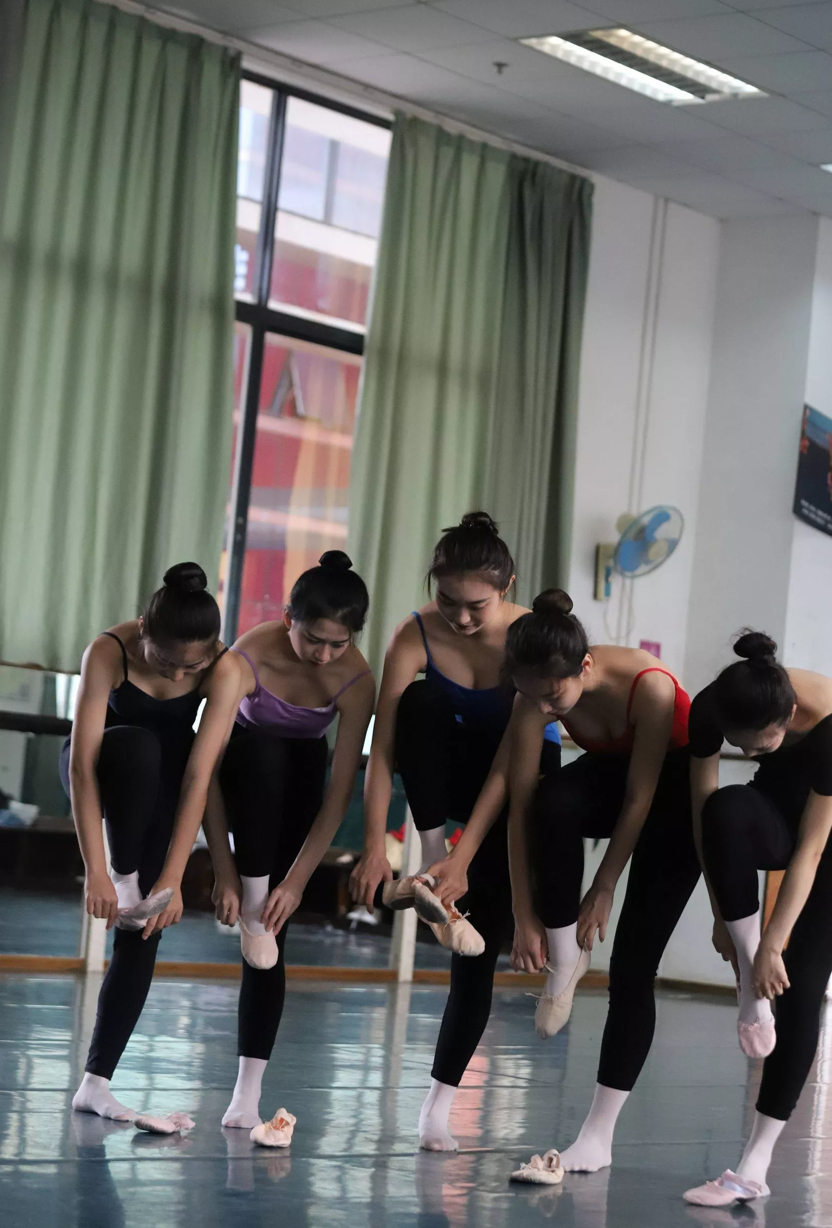 W004 【大西瓜组图】 多色舞蹈服2【129P】