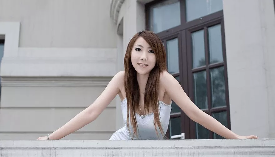 【网路收集】 纤腿清纯玉女 夏日室外踩青 【20P】