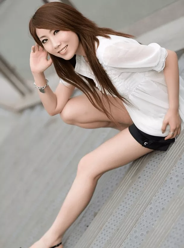 【网路收集】 纤腿清纯玉女 夏日室外踩青 【20P】