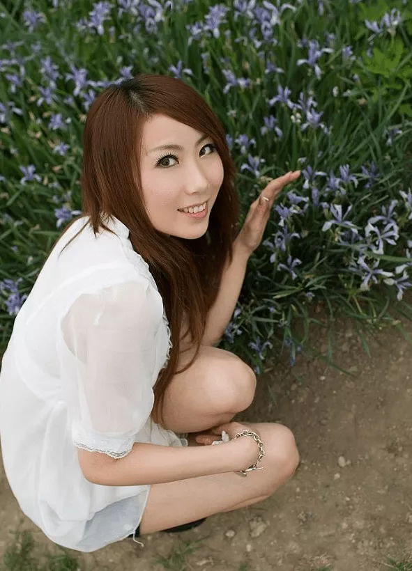 【网路收集】 纤腿清纯玉女 夏日室外踩青 【20P】