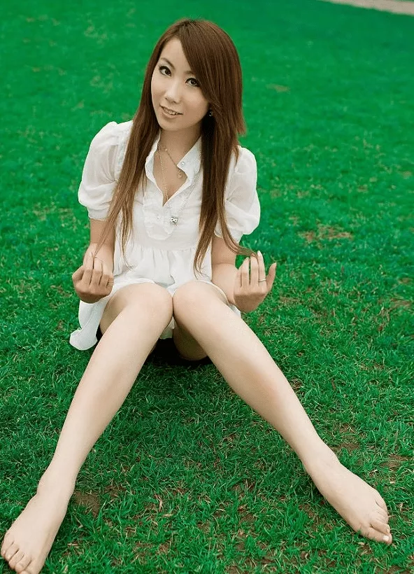 【网路收集】 纤腿清纯玉女 夏日室外踩青 【20P】