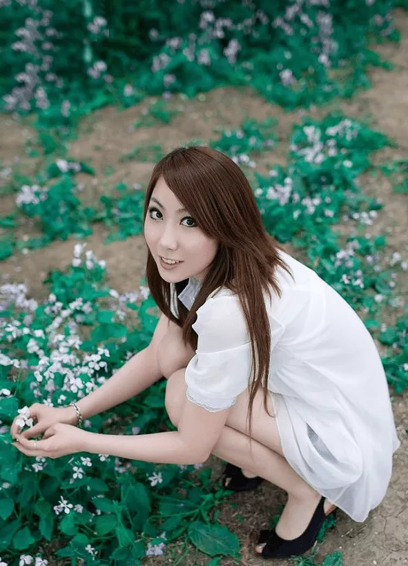 【网路收集】 纤腿清纯玉女 夏日室外踩青 【20P】