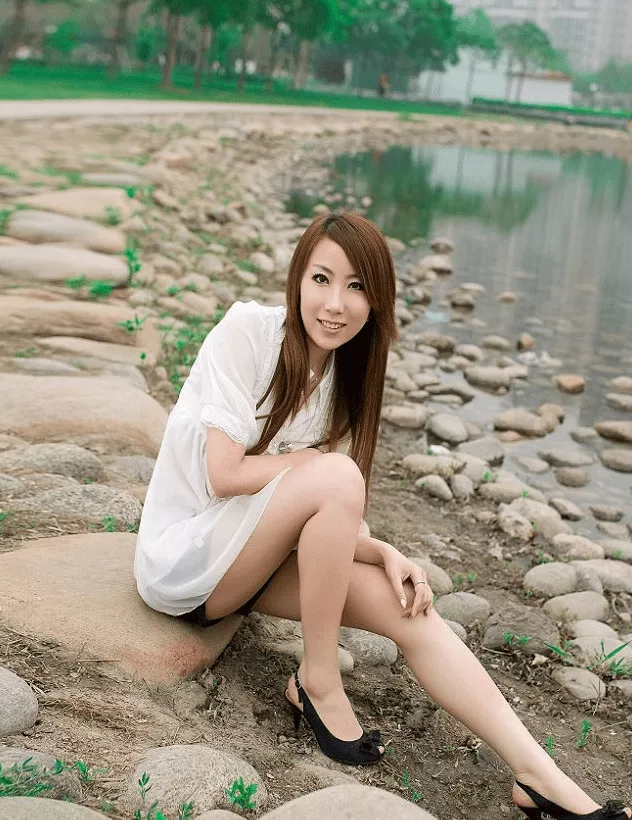 【网路收集】 纤腿清纯玉女 夏日室外踩青 【20P】