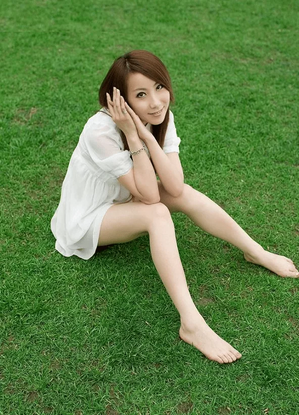 【网路收集】 纤腿清纯玉女 夏日室外踩青 【20P】