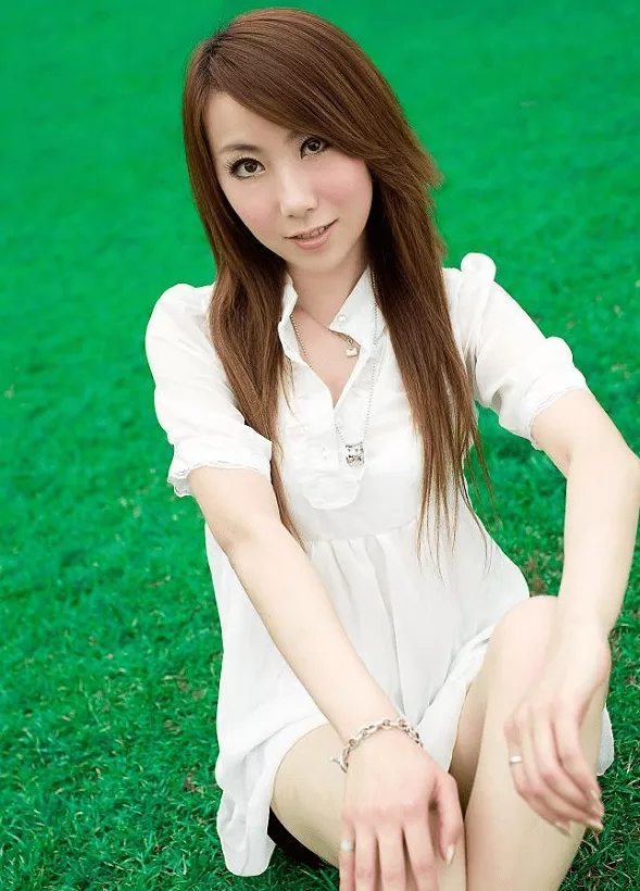 【网路收集】 纤腿清纯玉女 夏日室外踩青 【20P】