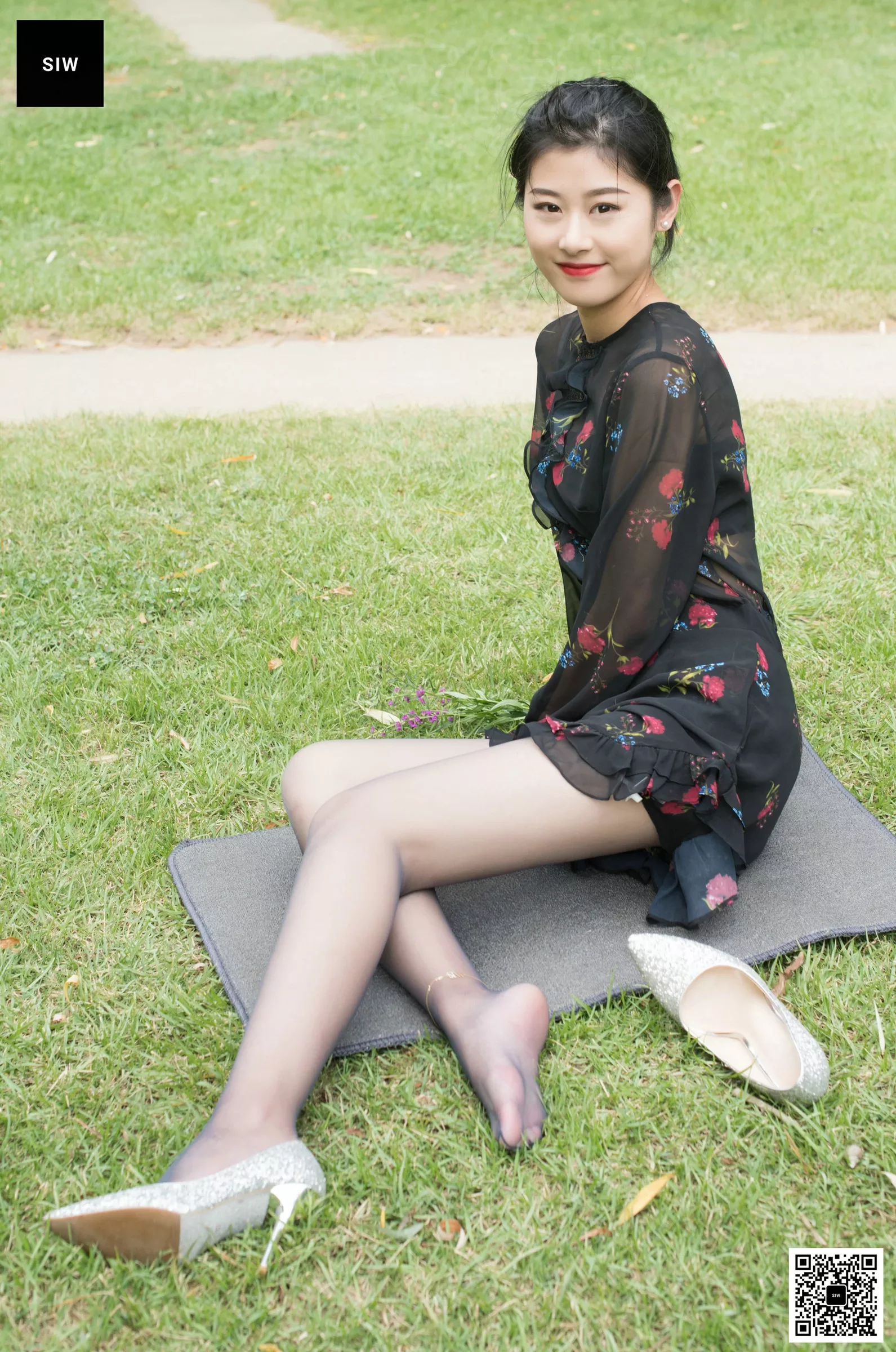 【SIW斯文传媒系列】 黑色网纱碎花长袖连衣裙龙哥【63P】