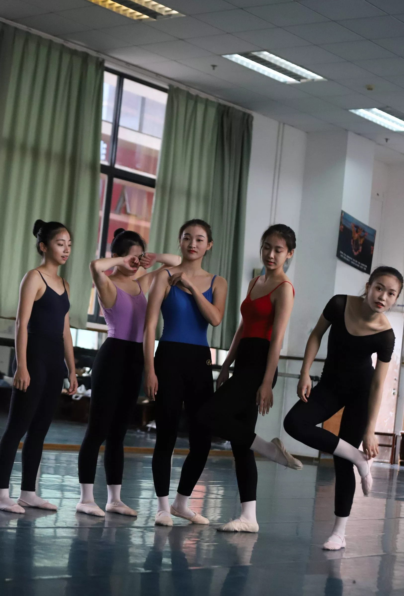 【大西瓜组图】 多色舞蹈服1【129P】 W004