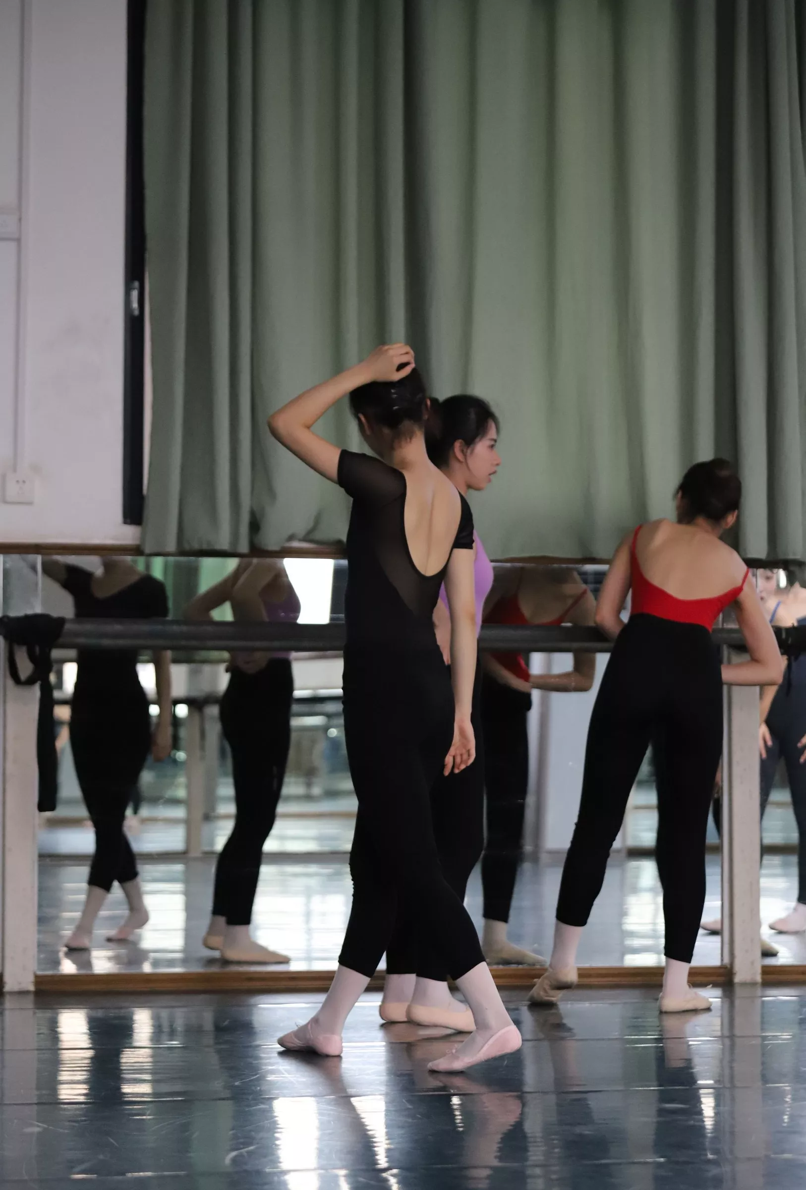 【大西瓜组图】 多色舞蹈服1【129P】 W004