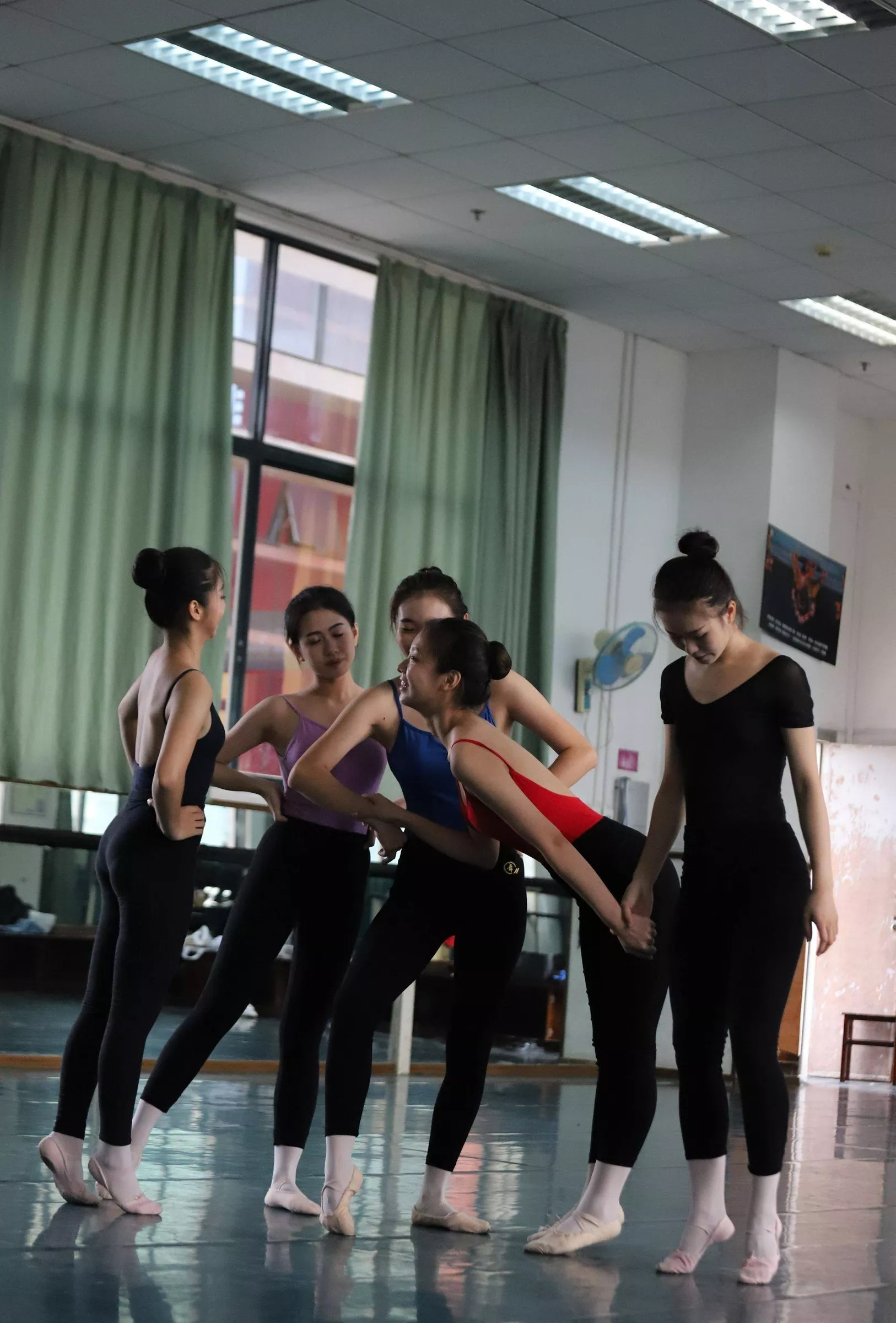 【大西瓜组图】 多色舞蹈服1【129P】 W004