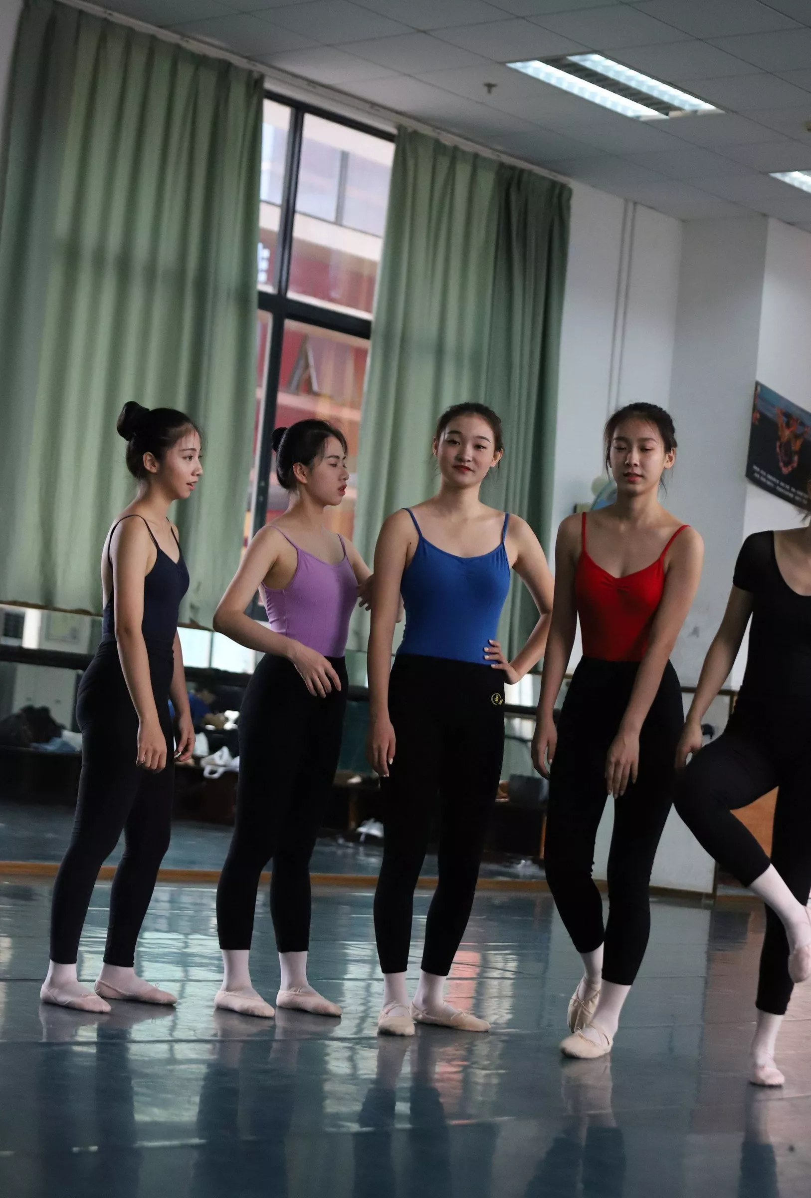 【大西瓜组图】 多色舞蹈服1【129P】 W004