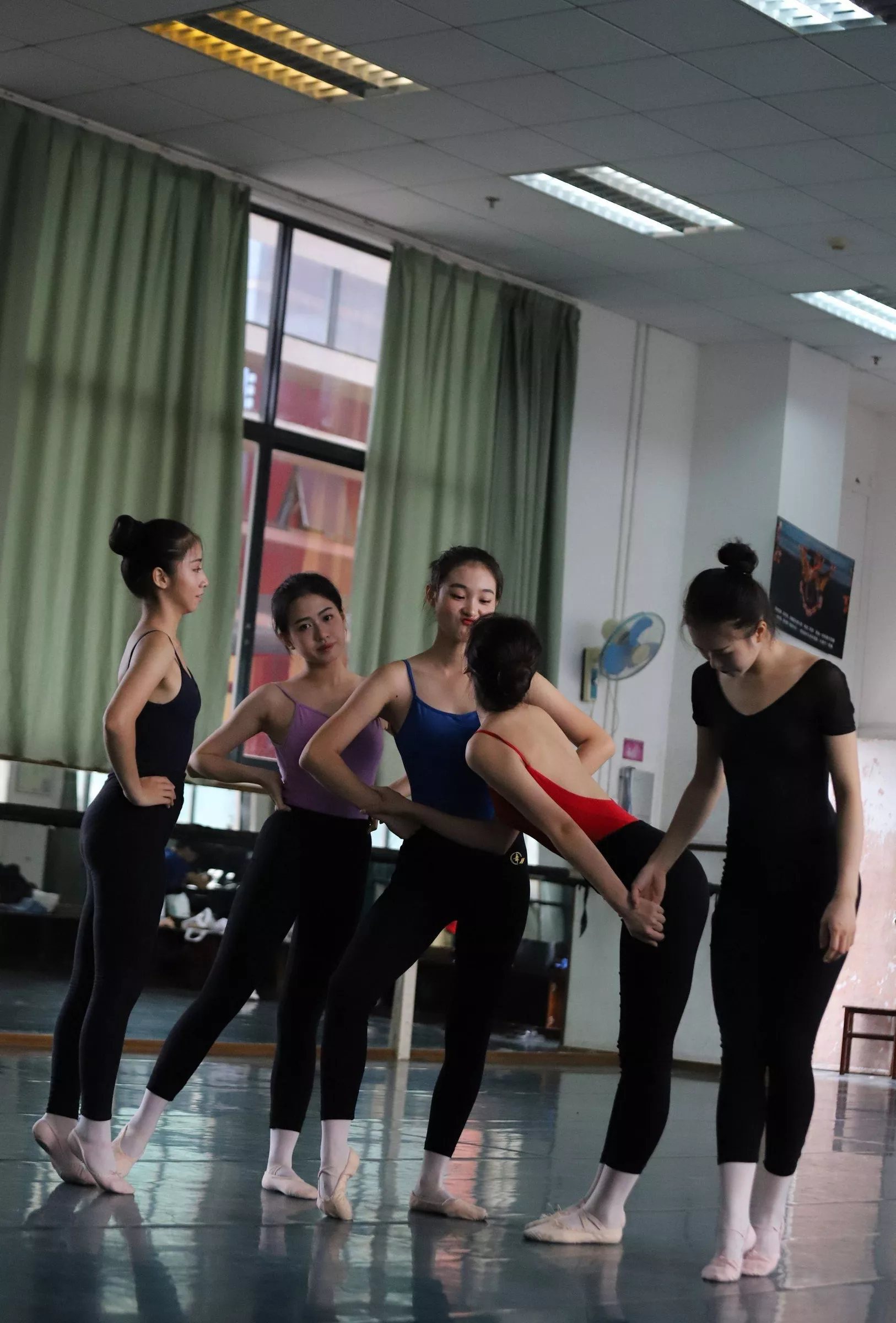 【大西瓜组图】 多色舞蹈服1【129P】 W004