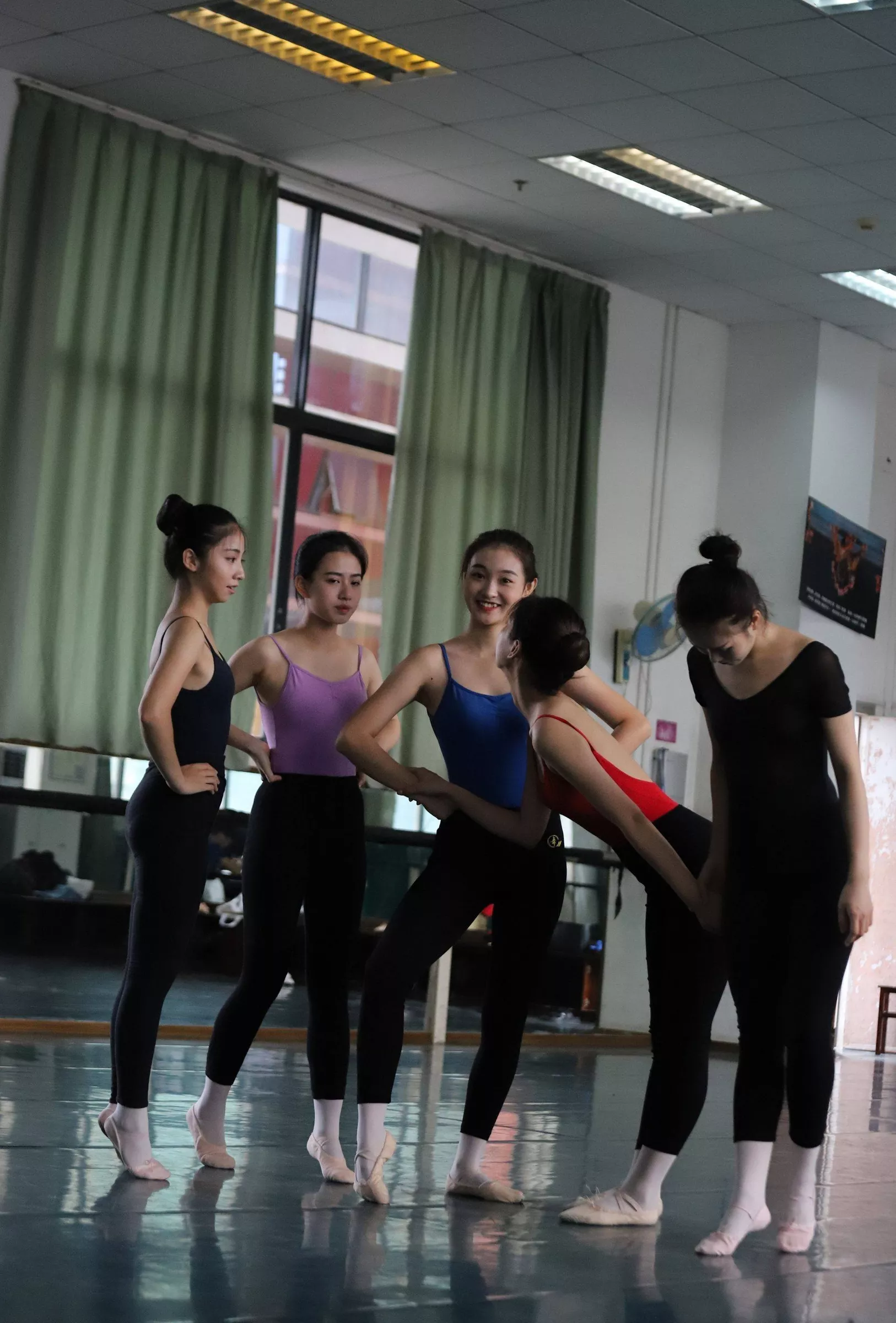 【大西瓜组图】 多色舞蹈服1【129P】 W004