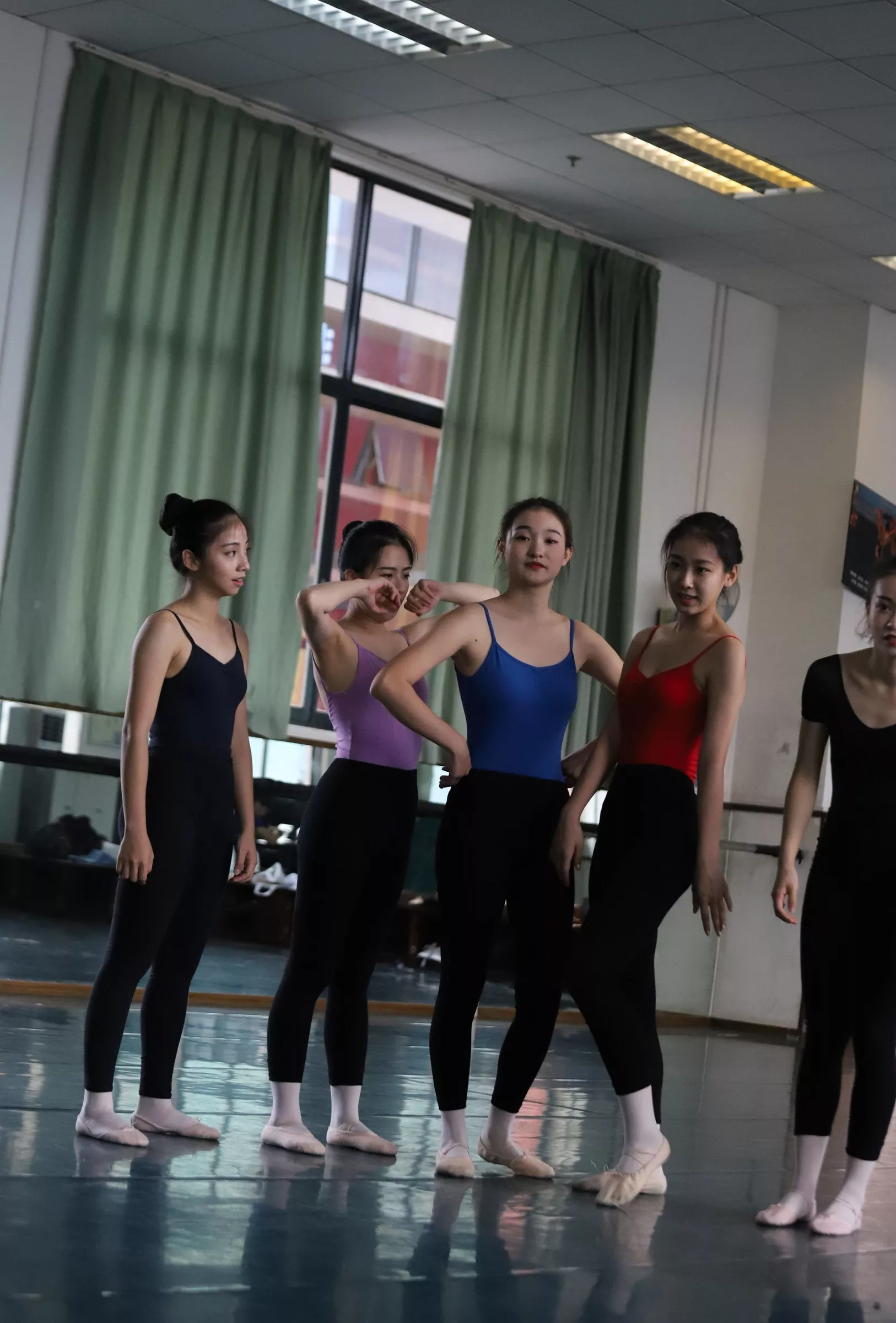 【大西瓜组图】 多色舞蹈服1【129P】 W004