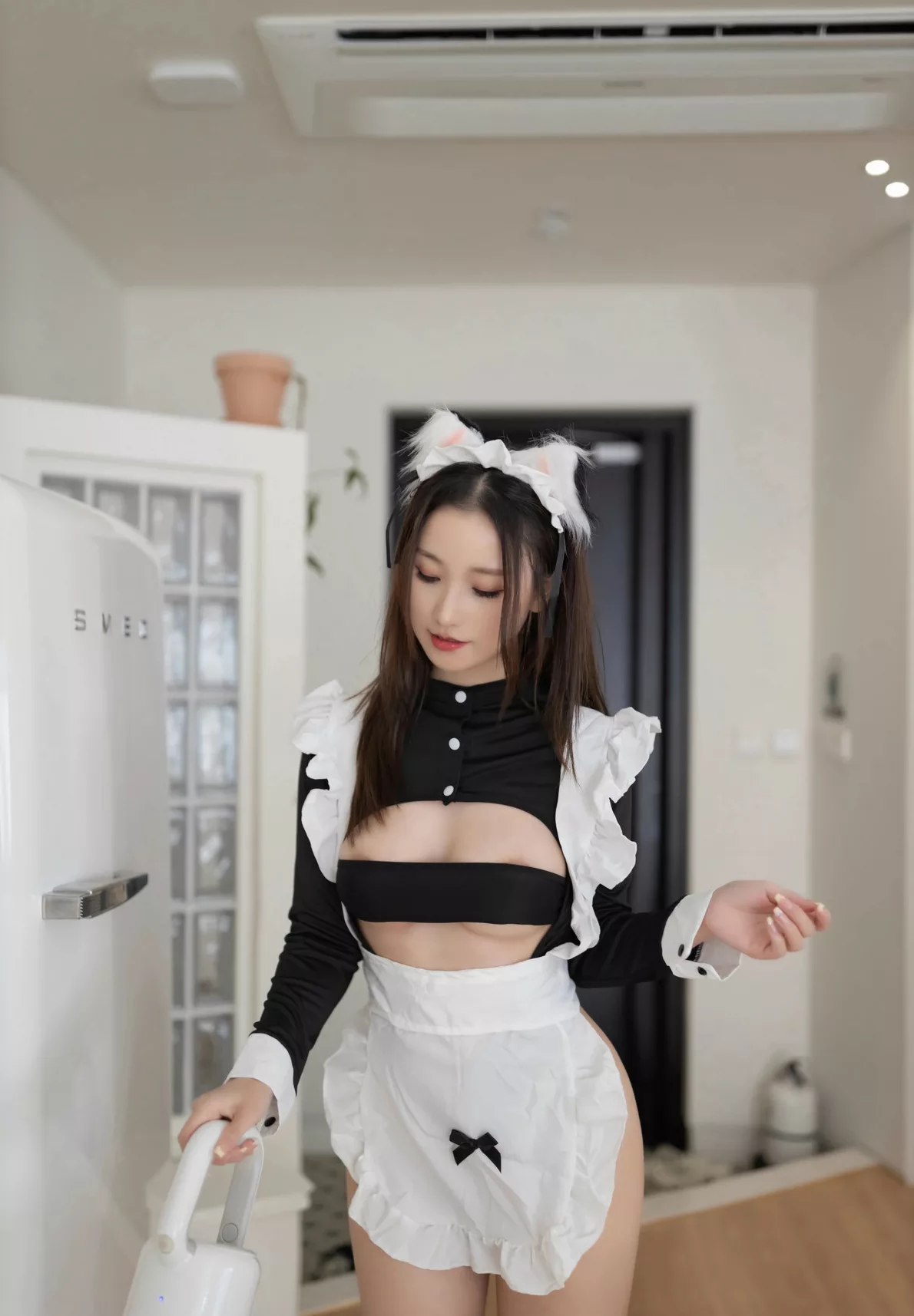 杏子Yada 配白色美丝秀娇柔身段 撩人黑熟女仆服饰 No.9369 _辣模 【秀人xiuren】 着迷摄影【79P】