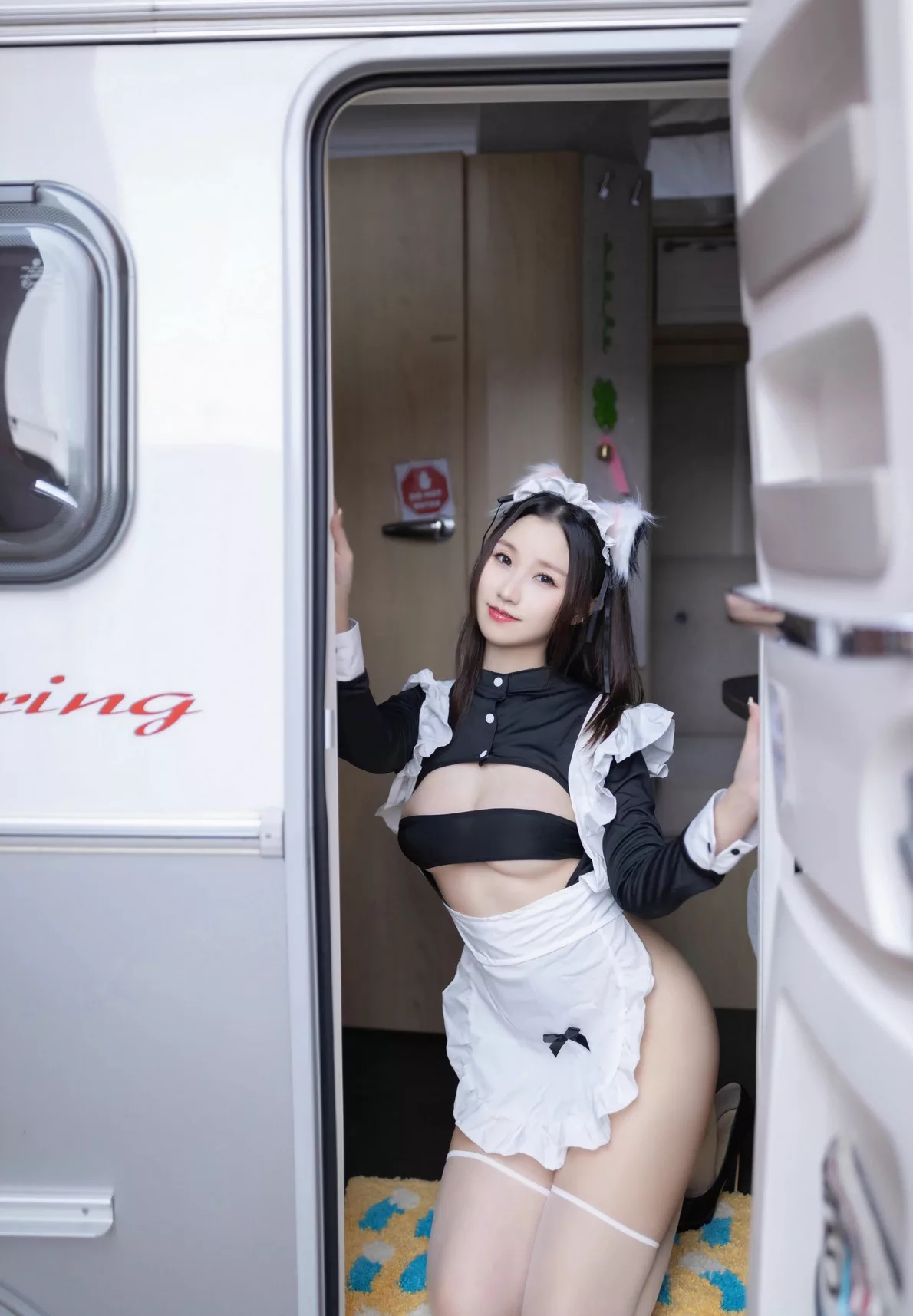 杏子Yada 配白色美丝秀娇柔身段 撩人黑熟女仆服饰 No.9369 _辣模 【秀人xiuren】 着迷摄影【79P】