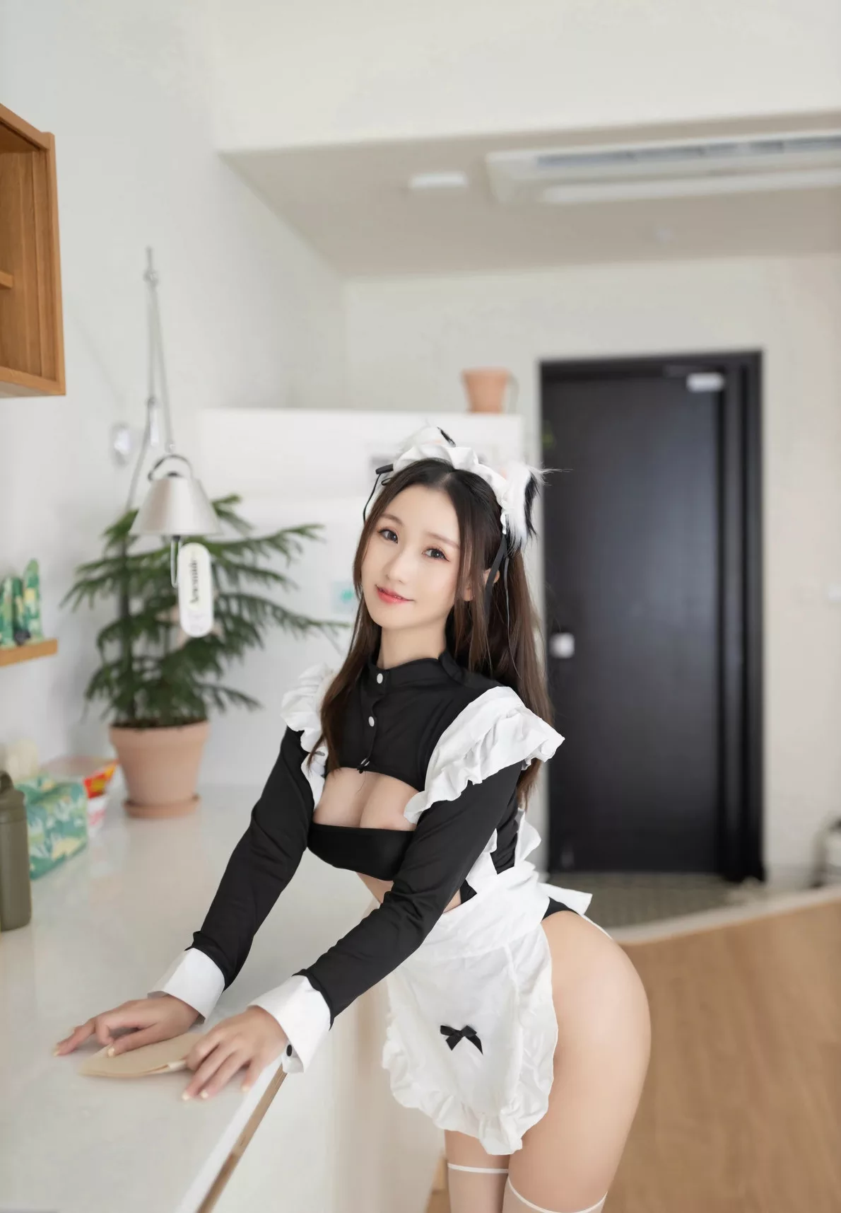 杏子Yada 配白色美丝秀娇柔身段 撩人黑熟女仆服饰 No.9369 _辣模 【秀人xiuren】 着迷摄影【79P】