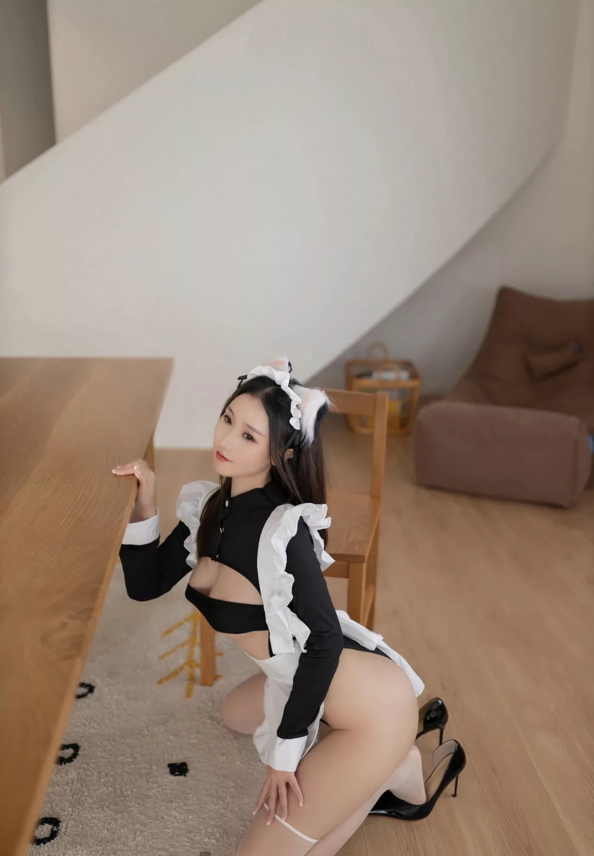 杏子Yada 配白色美丝秀娇柔身段 撩人黑熟女仆服饰 No.9369 _辣模 【秀人xiuren】 着迷摄影【79P】