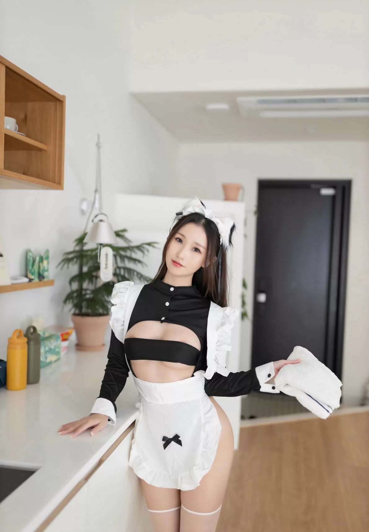 杏子Yada 配白色美丝秀娇柔身段 撩人黑熟女仆服饰 No.9369 _辣模 【秀人xiuren】 着迷摄影【79P】