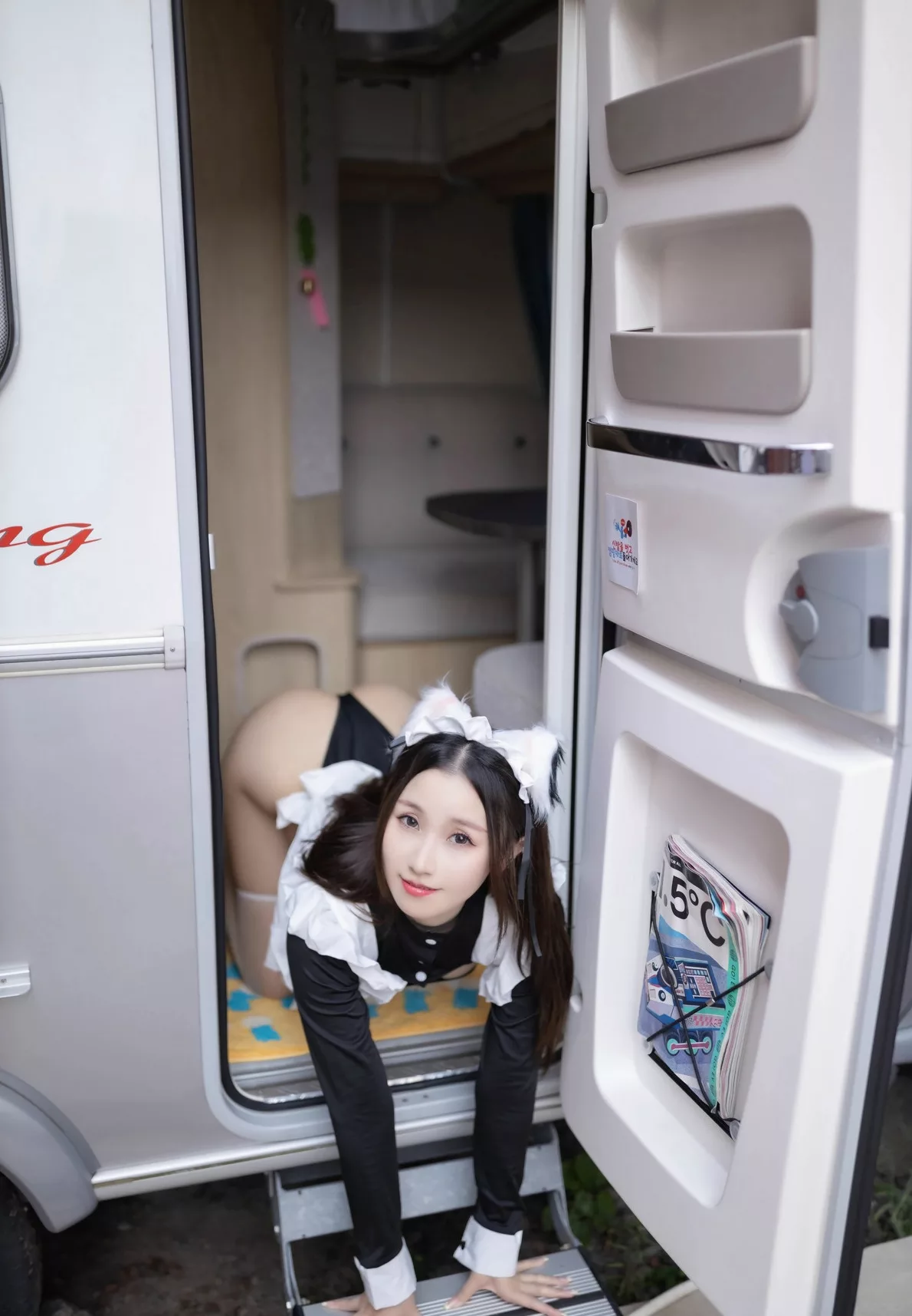 杏子Yada 配白色美丝秀娇柔身段 撩人黑熟女仆服饰 No.9369 _辣模 【秀人xiuren】 着迷摄影【79P】