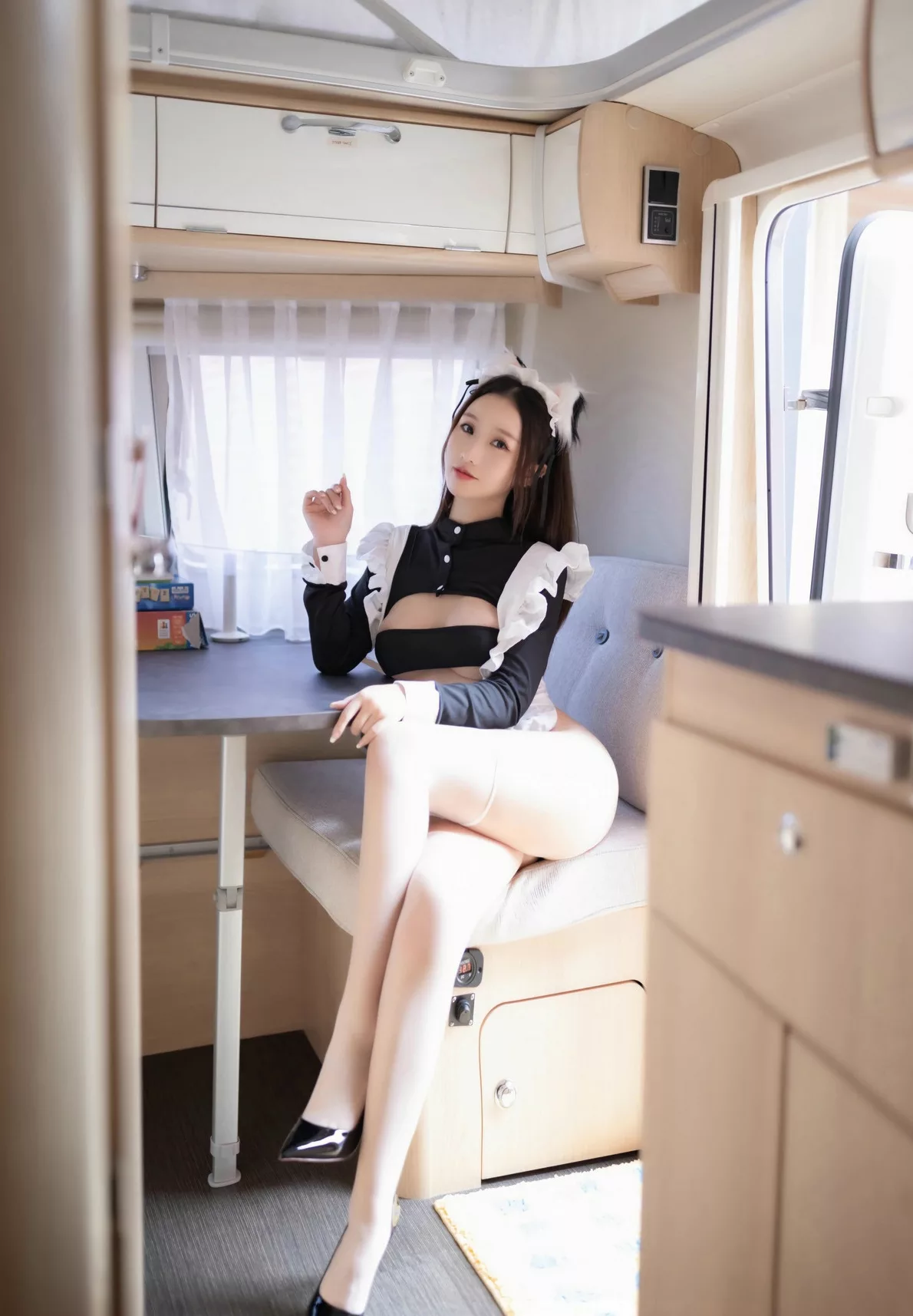 杏子Yada 配白色美丝秀娇柔身段 撩人黑熟女仆服饰 No.9369 _辣模 【秀人xiuren】 着迷摄影【79P】