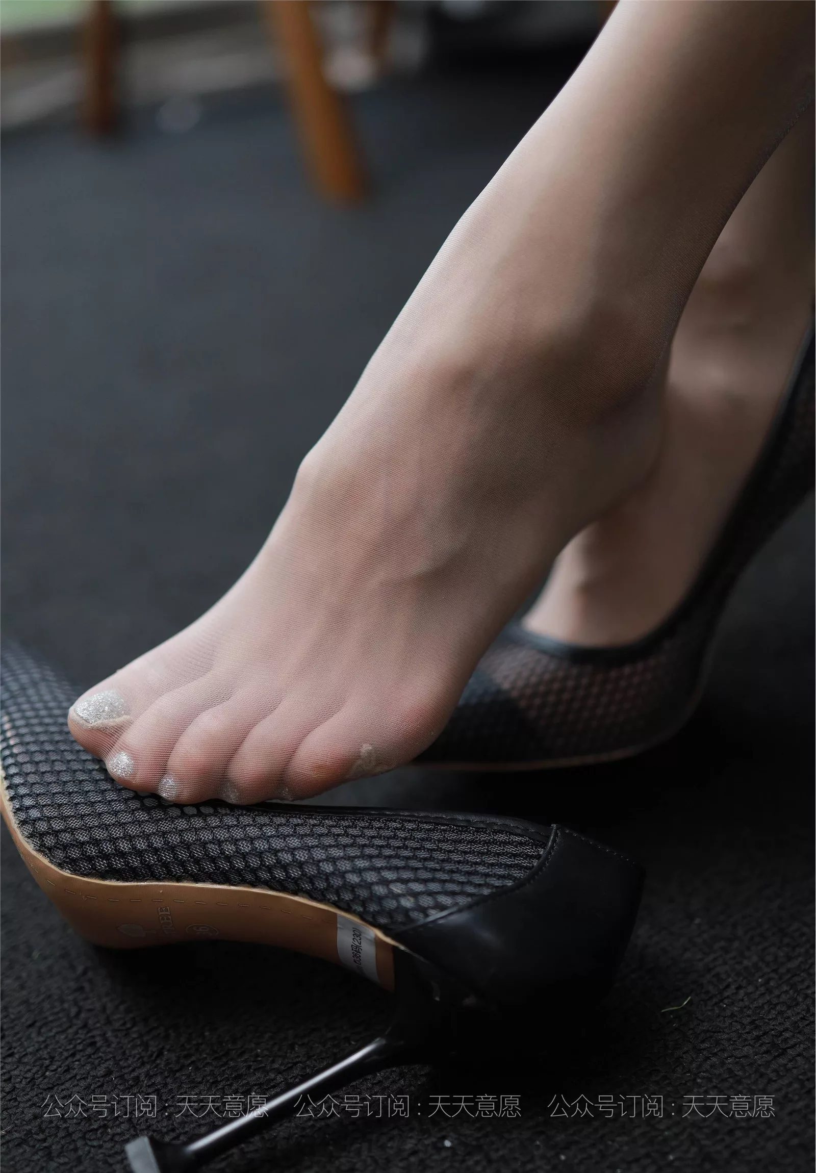 【异思趣向IESS】 2021.08.03 丝享家878：小六《邻家少女爱看书》【100P】