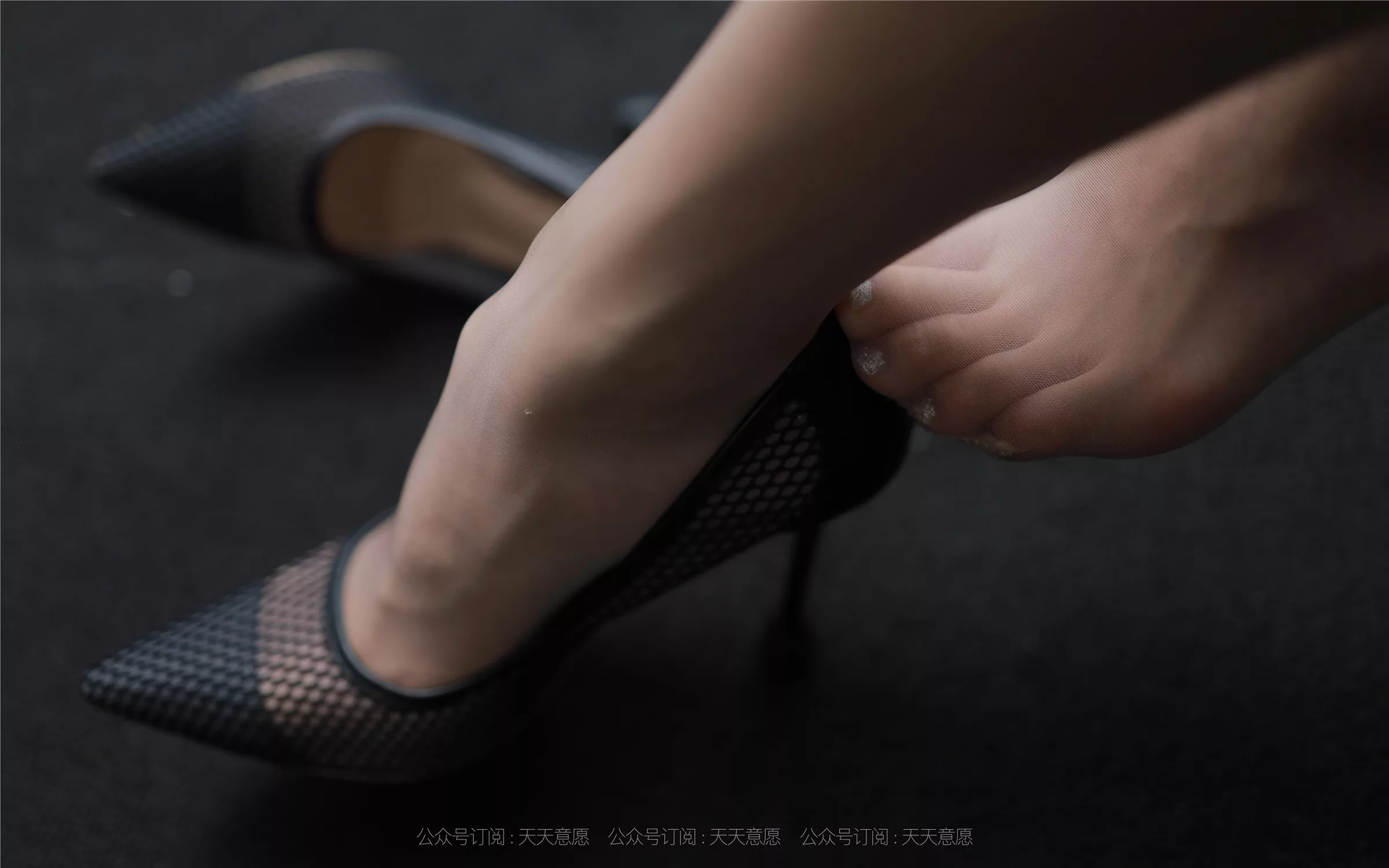 【异思趣向IESS】 2021.08.03 丝享家878：小六《邻家少女爱看书》【100P】