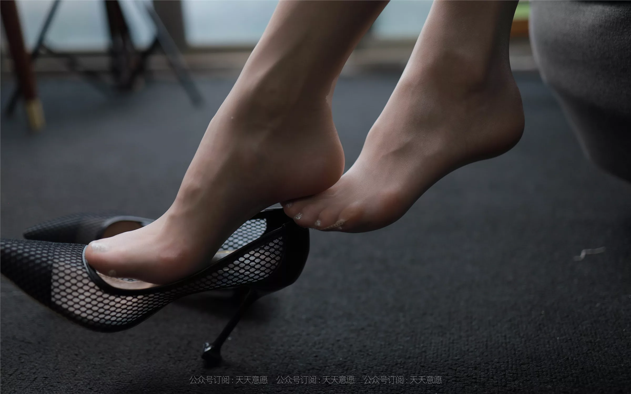 【异思趣向IESS】 2021.08.03 丝享家878：小六《邻家少女爱看书》【100P】