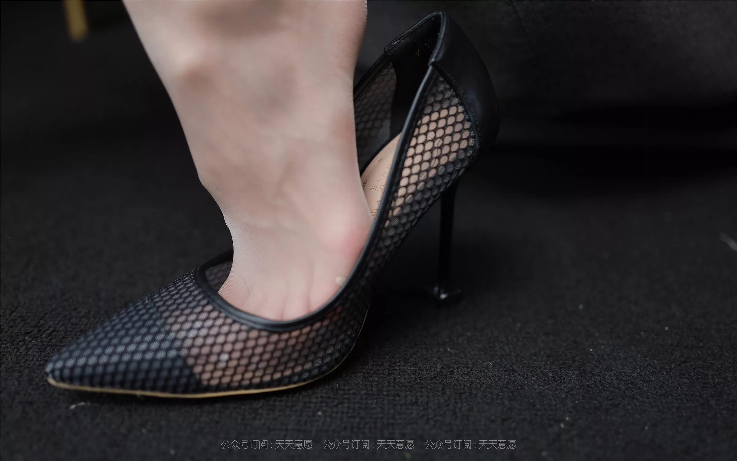 【异思趣向IESS】 2021.08.03 丝享家878：小六《邻家少女爱看书》【100P】